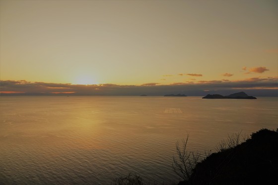 大嶽より望む初日の出－右側に豊島、高井神、魚島が見える